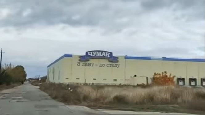 Тільки стіни. Що залишилось від заводу “Чумак” на Херсонщині (ВІДЕО)