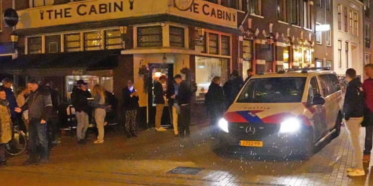 У Нідерландах проросійського політика вдарили пляшкою по голові – він проводив передвиборчу зустріч у пабі