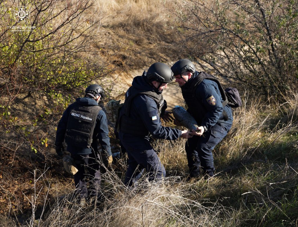 Миколаївські піротехніки знайшли сховок снарядів у зрошувальному каналі (ФОТО) 4