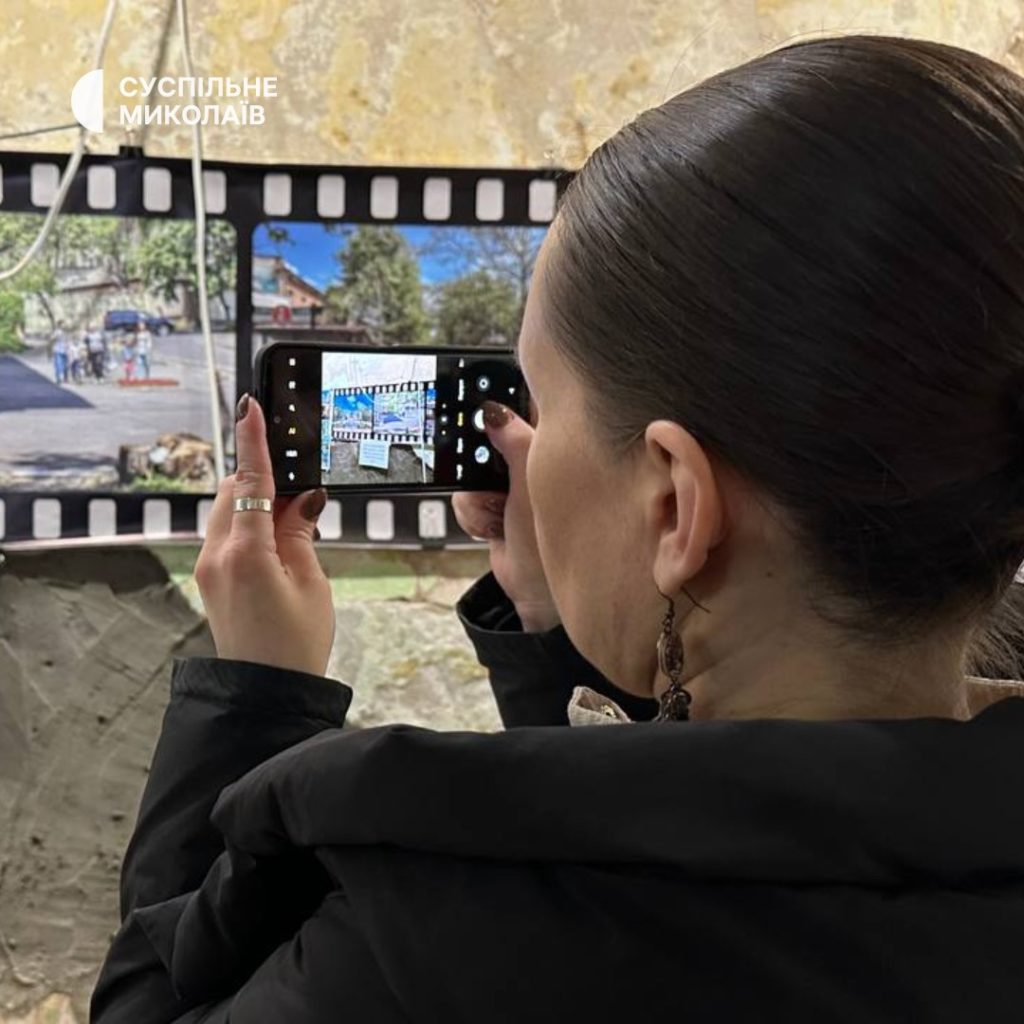 «Міста на межі»: у Миколаєві відкрилась фотовиставка, присвячена річниці деокупації Снігурівки та Херсона (ФОТО) 7