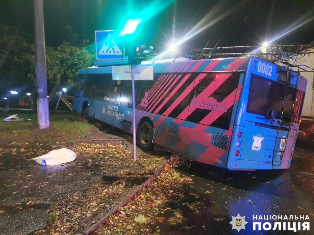 У поліції розповіли подробиці ранкової ДТП у Миколаєві за участі тролейбусу та Opel Astra  - травмований водій легковика (ФОТО) 4