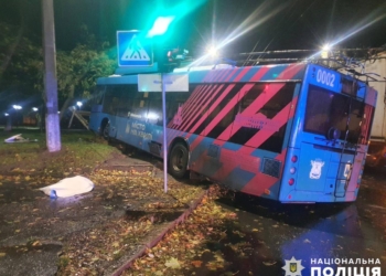 У поліції розповіли подробиці ранкової ДТП у Миколаєві за участі тролейбусу та Opel Astra  – травмований водій легковика (ФОТО)