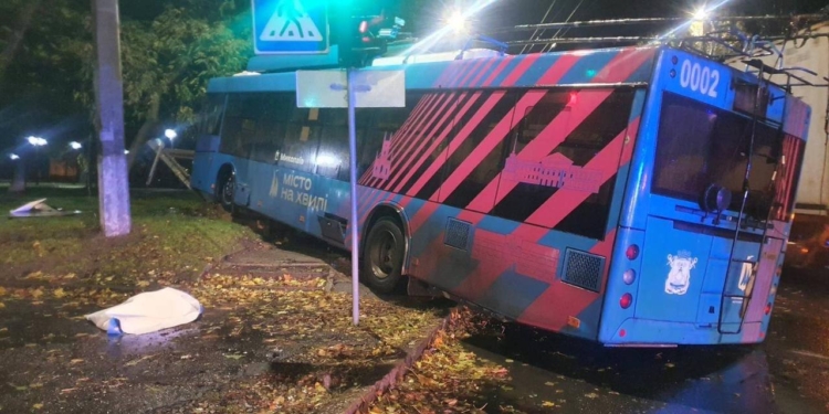 У поліції розповіли подробиці ранкової ДТП у Миколаєві за участі тролейбусу та Opel Astra  – травмований водій легковика (ФОТО)