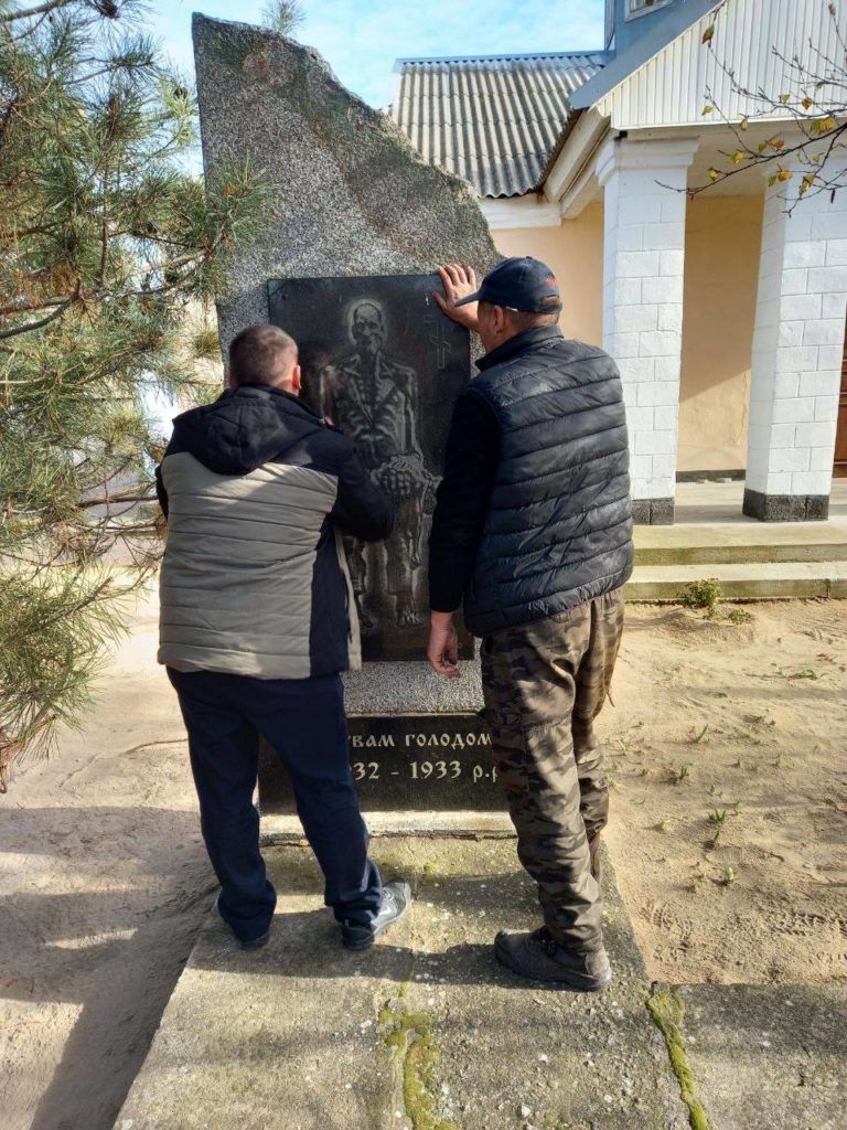 На Херсонщині російські окупанти зносять пам'ятники жертвам Голодомору (ФОТО) 4