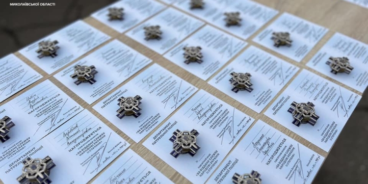 Кращі миколаївські патрульні отримали почесні нагрудні знаки (ФОТО)