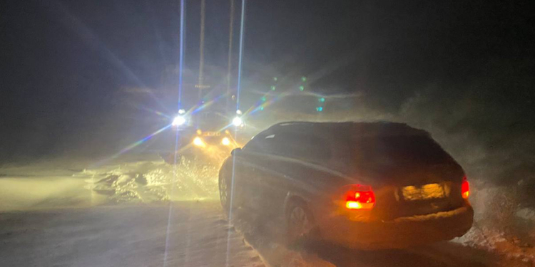 За добу на Миколаївщині рятувальники витягли зі снігових заметів 89 автівок та 5 карет «швидкої допомоги» – врятовано майже 300 людей (ФОТО)