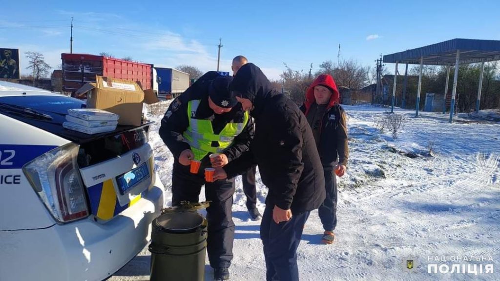 Буксирували авто, рятували зі снігових заметів та пригощали гарячим чаєм: поліція Миколаївщині під час негоди допомагала водіям та пасажирам (ФОТО) 3