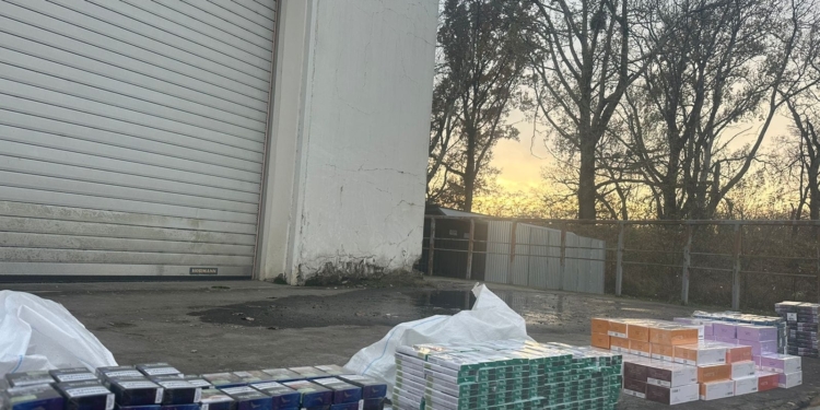 З України в Угорщину везли більше 2 тис. пачок сигарет і 14 кг маріхуани (ФОТО, ВІДЕО)