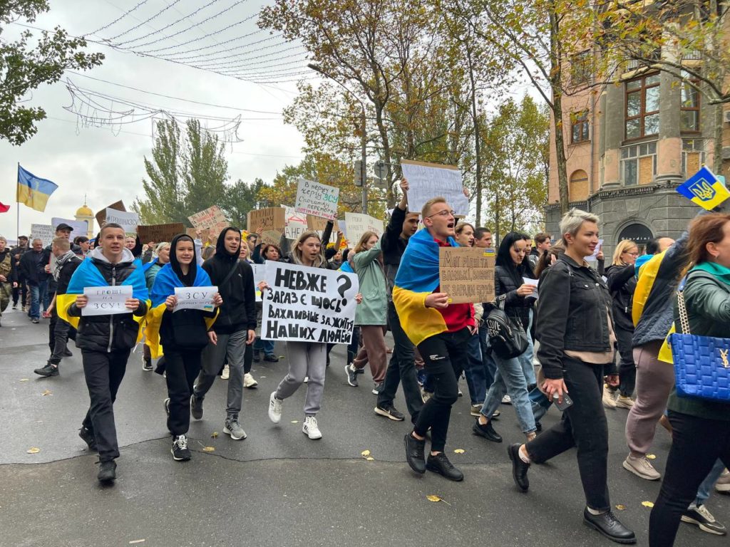 Гроші на ЗСУ: мешканці Миколаєва вийшли на пікет під мерію, Сєнкевич прокоментував акцію (ФОТО, ВІДЕО) 2