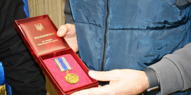 Рідні миколаївського поліцейського Юрія Хижинського, який загинув на Херсонщині, отримали медаль «Захисник Вітчизни» (ФОТО)