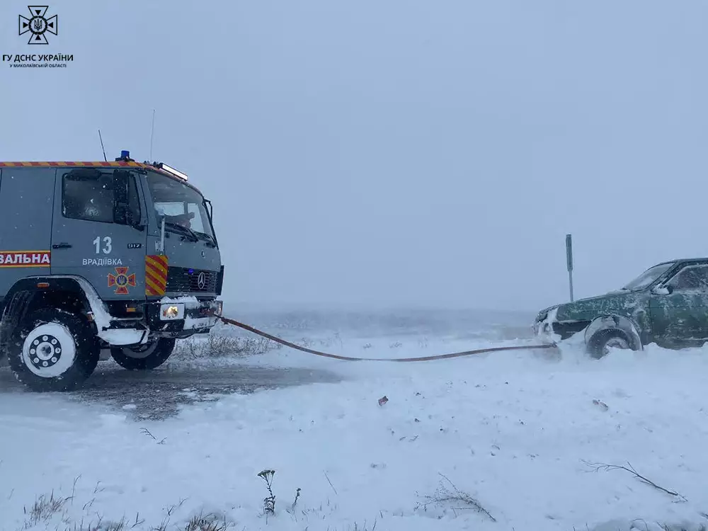 Негода на Миколаївщині. Рятувальники витягали із сніжних заметів легкові авто (ФОТО) 4