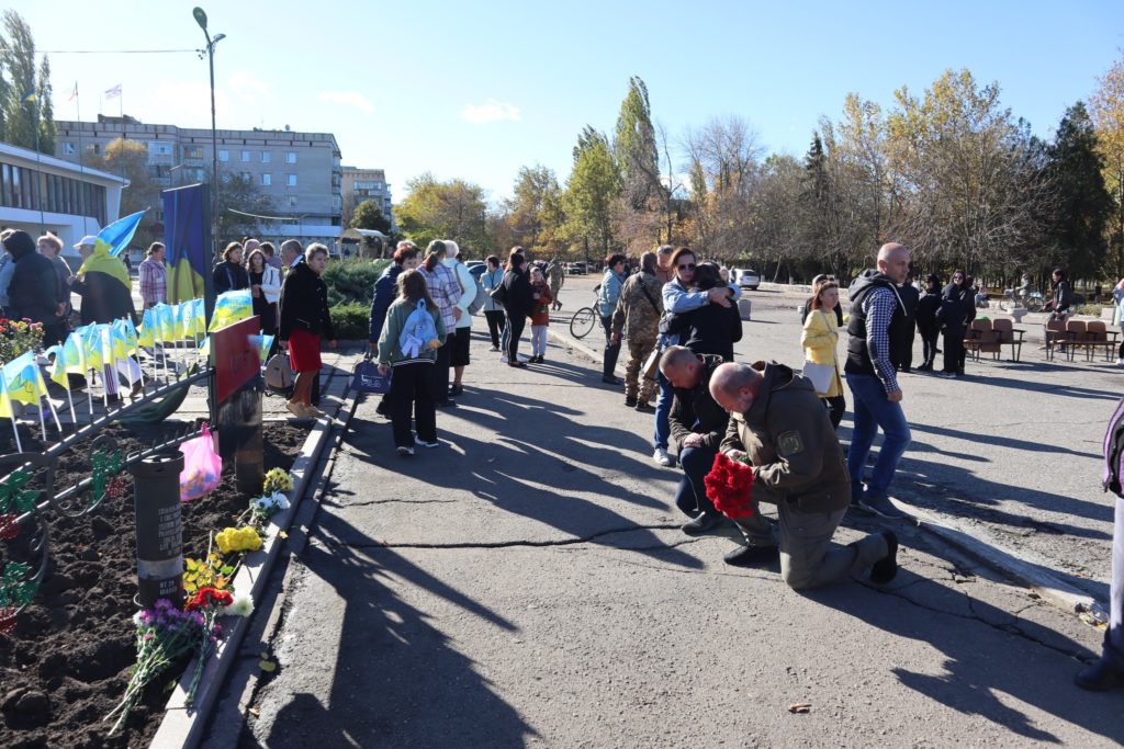 Пам'яті Нескорених: у Новому Бузі на Миколаївщині з’явилась Алея пам’яті загиблих у російсько-українській війні захисників (ФОТО) 4