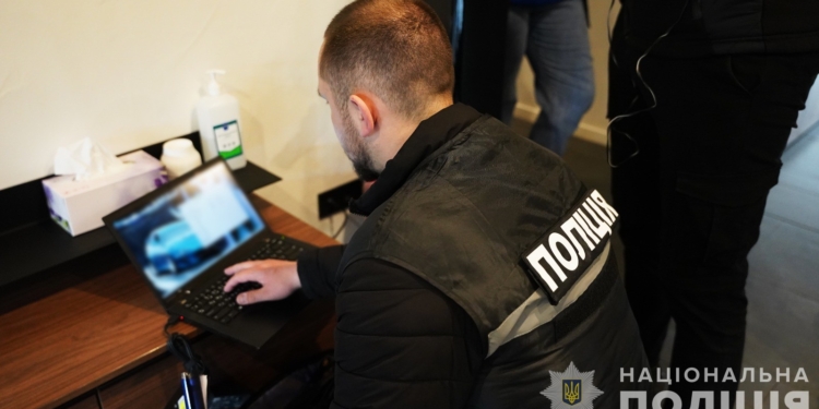 Транснаціональне угруповання аферистів з офісом в Україні знешкоджено за допомоги кіберполіції (ФОТО, ВІДЕО)