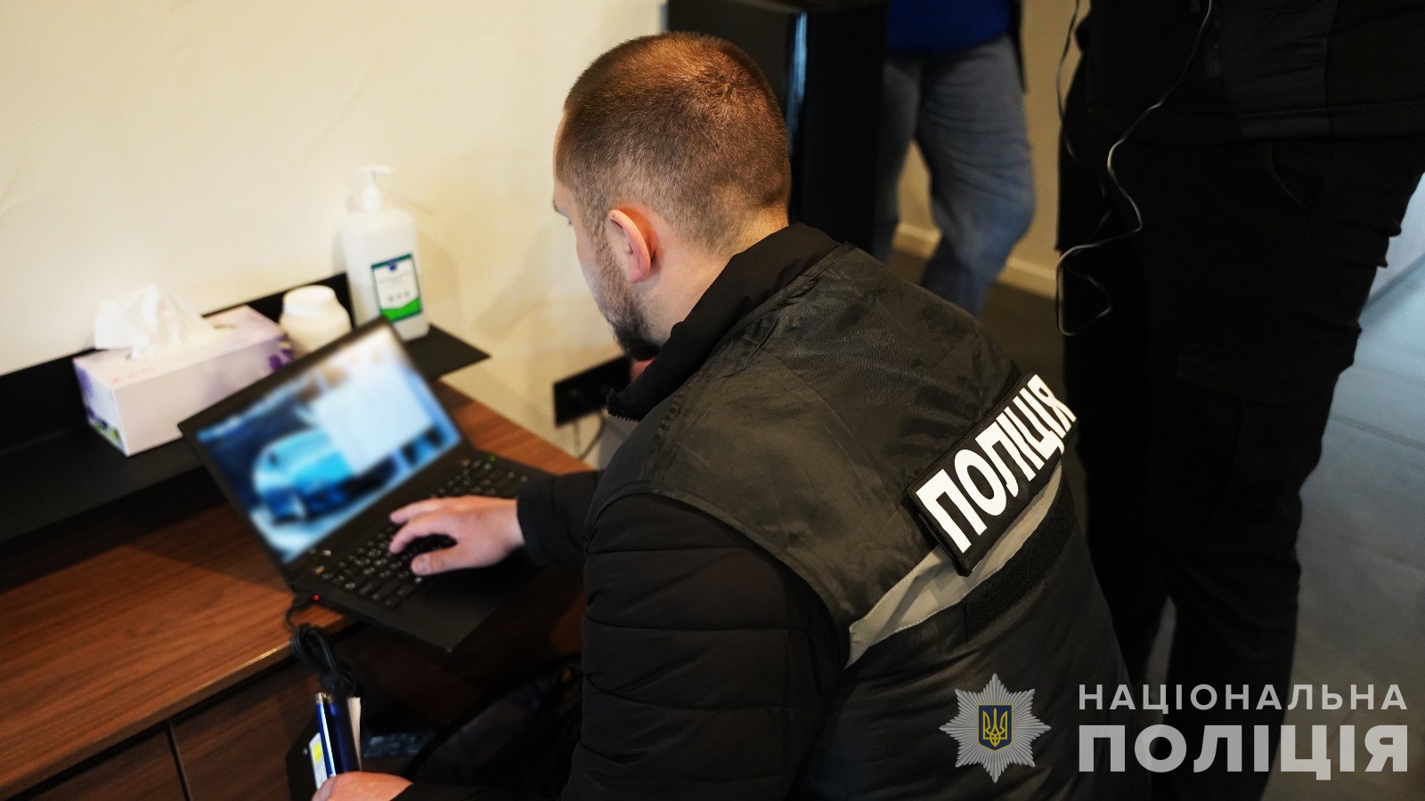 Транснаціональне угруповання аферистів з офісом в Україні знешкоджено за допомоги кіберполіції (ФОТО, ВІДЕО)