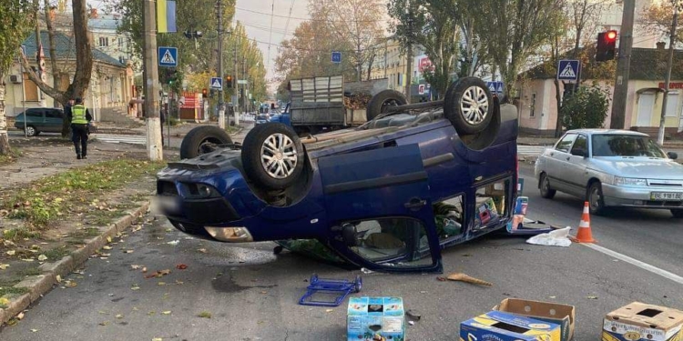 У Миколаєві зіткнулись два автомобілі – травмувалися двоє людей (ФОТО)