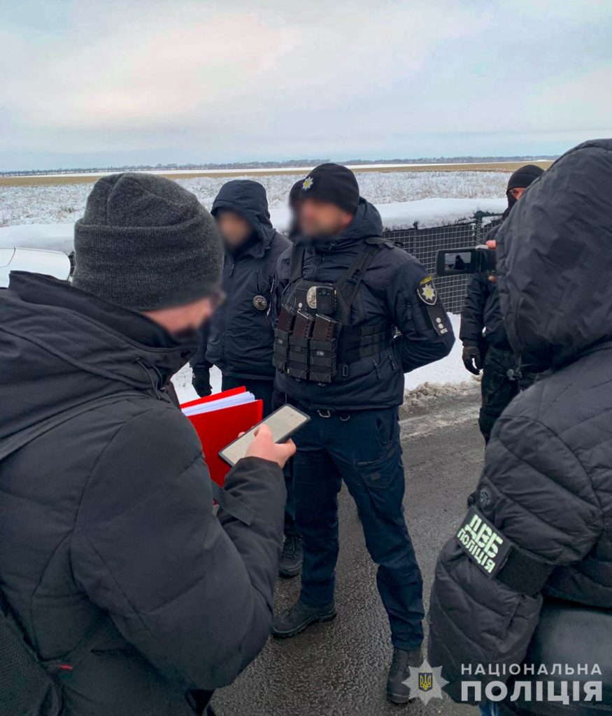 Групу патрульних-хабарників викрили на Дніпропетровщині - працювали з "лівим" драгером, який завжди показував, що треба (ФОТО) 3