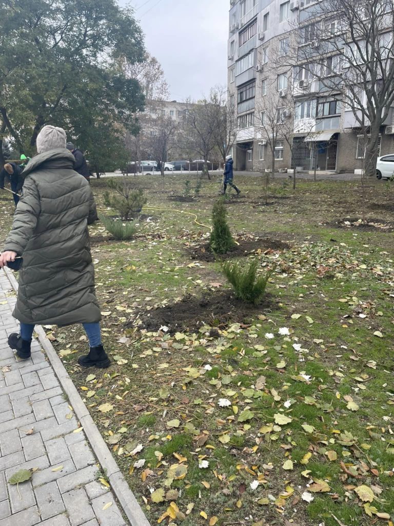 У Миколаєві на пр.Центральному висадили 50 саджанців дерев та кущів (ФОТО) 6