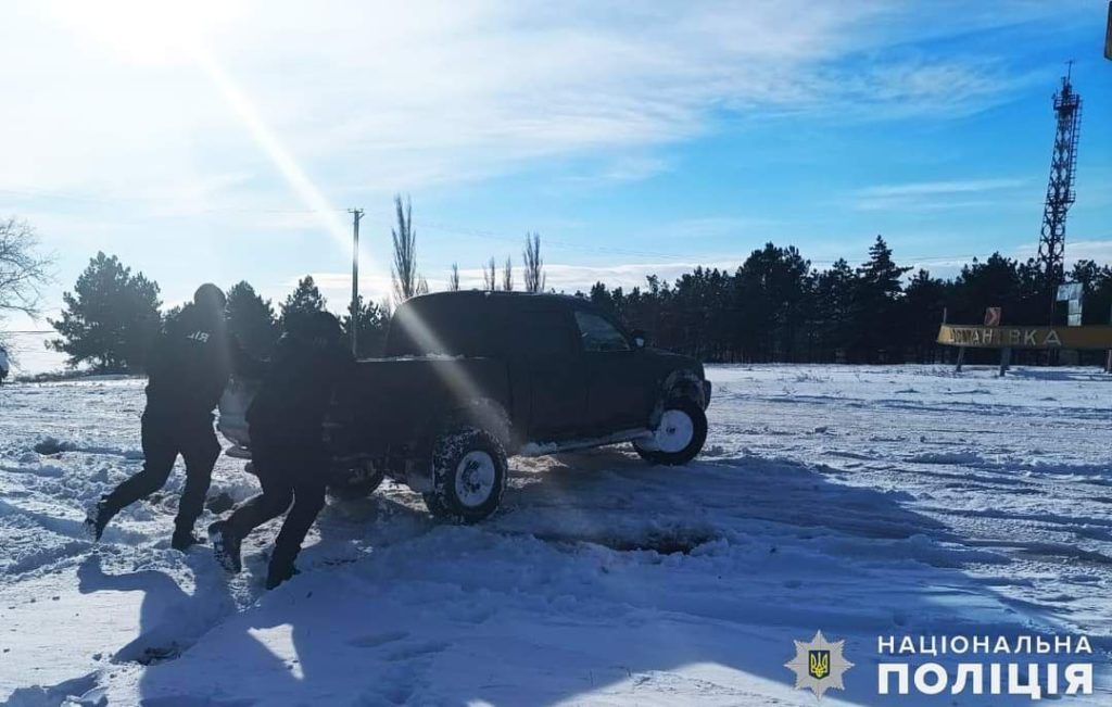 Буксирували авто, рятували зі снігових заметів та пригощали гарячим чаєм: поліція Миколаївщині під час негоди допомагала водіям та пасажирам (ФОТО) 5