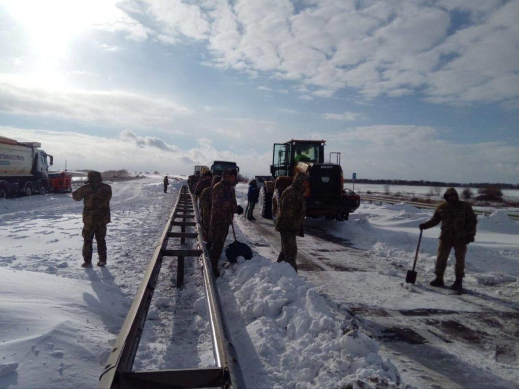 Сили оборони півдня рятували людей на дорогах Миколаївщини під час негоди (ФОТО) 6