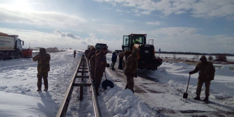 Сили оборони півдня рятували людей на дорогах Миколаївщини під час негоди (ФОТО)