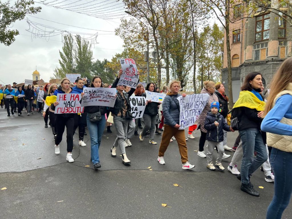 Гроші на ЗСУ: мешканці Миколаєва вийшли на пікет під мерію, Сєнкевич прокоментував акцію (ФОТО, ВІДЕО) 4