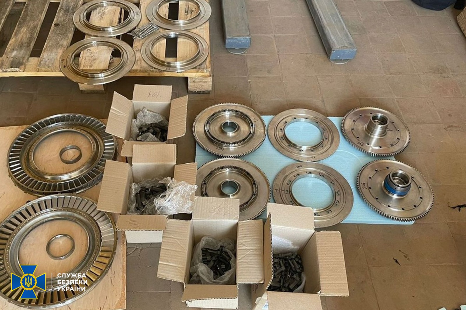 СБУ припинила вивезення з України комплектуючих до бойових літаків (ФОТО)