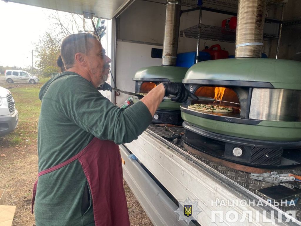 Шотландські волонтери і миколаївські поліцейські влаштували день піцци на Баштанщині (ФОТО) 6