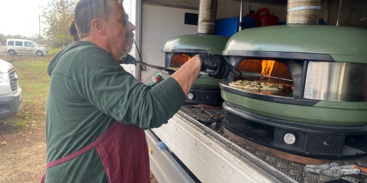 Шотландські волонтери і миколаївські поліцейські влаштували день піцци на Баштанщині (ФОТО)