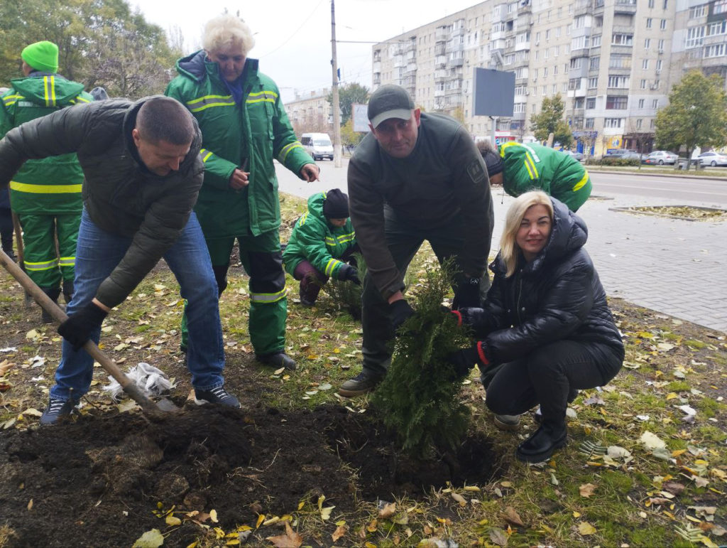 У Миколаєві на пр.Центральному висадили 50 саджанців дерев та кущів (ФОТО) 8