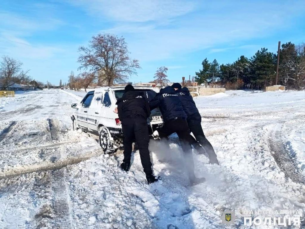 Буксирували авто, рятували зі снігових заметів та пригощали гарячим чаєм: поліція Миколаївщині під час негоди допомагала водіям та пасажирам (ФОТО) 7