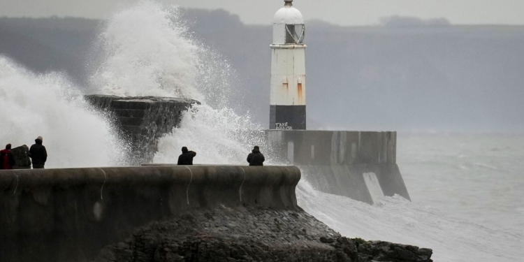 Шторм “Кіаран” атакує Європу, є загиблі, серед них – хлопчик з України (ФОТО, ВІДЕО)