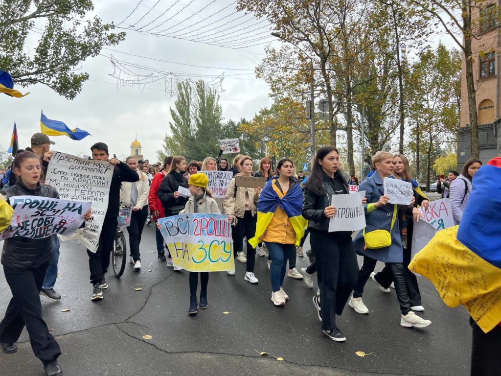 Гроші на ЗСУ: мешканці Миколаєва вийшли на пікет під мерію, Сєнкевич прокоментував акцію (ФОТО, ВІДЕО) 6