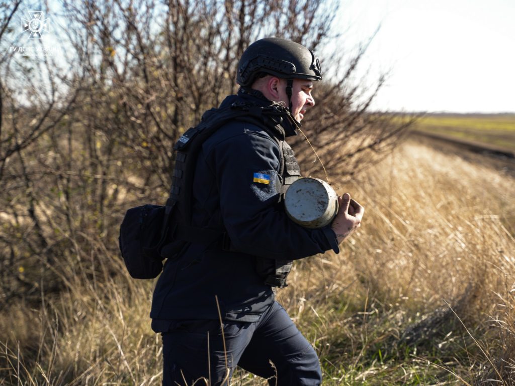 Миколаївські піротехніки знайшли сховок снарядів у зрошувальному каналі (ФОТО) 6