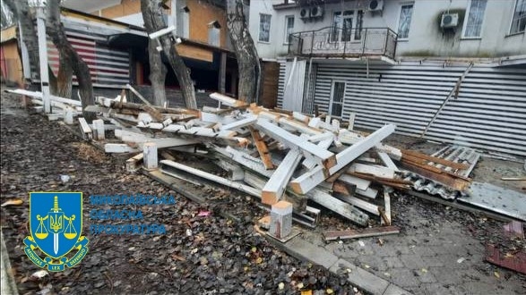 На чорноморському узбережжі у Коблеве за рішенням суду демонтували незаконні споруди (ФОТО)