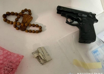 На Миколаївщині поліцейські затримали двох чоловіків: вони пошкодили автомобіль, стріляли на чужому дворі, тому що… переплутали (ФОТО)