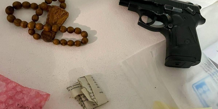 На Миколаївщині поліцейські затримали двох чоловіків: вони пошкодили автомобіль, стріляли на чужому дворі, тому що… переплутали (ФОТО)