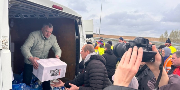 Україна створила штаб допомоги водіям на кордоні з Польщею (ФОТО)