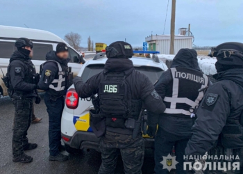 Групу патрульних-хабарників викрили на Дніпропетровщині – працювали з “лівим” драгером, який завжди показував, що треба (ФОТО)