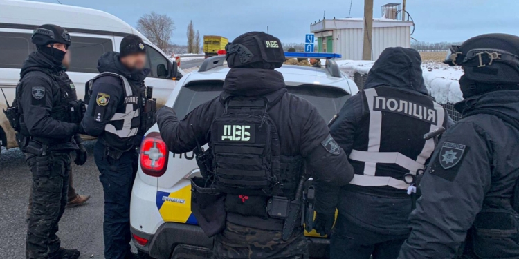 Групу патрульних-хабарників викрили на Дніпропетровщині – працювали з “лівим” драгером, який завжди показував, що треба (ФОТО)
