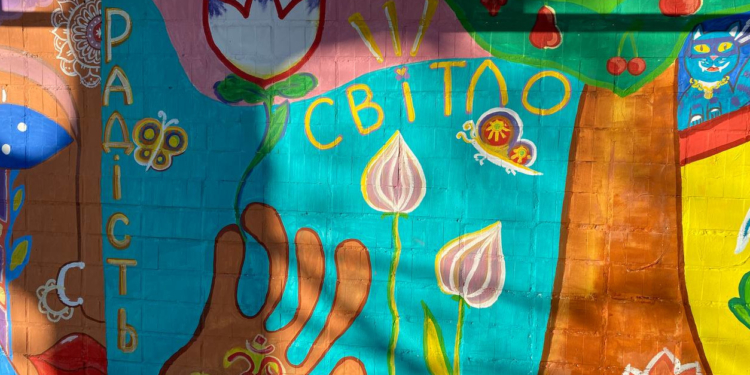 Трохи світла в темні часи: у Миколаєві з’явився новий мурал (ФОТО)
