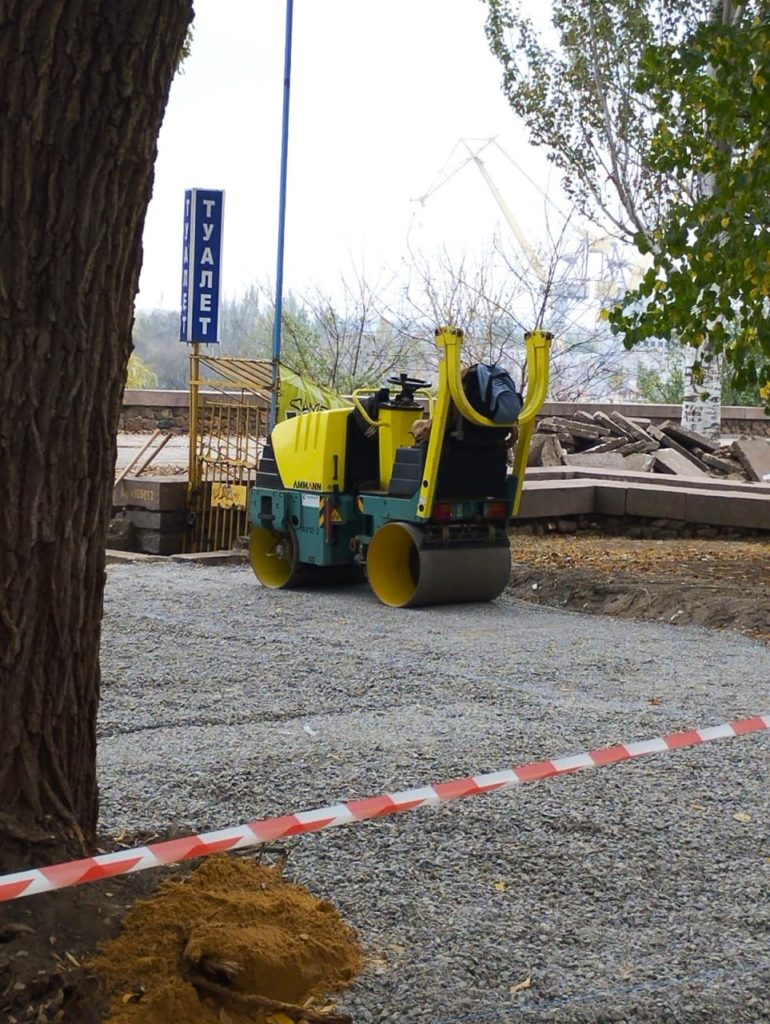 На Верхньому БАМі в Миколаєві посеред дерев почали будувати спортмайданчик – Держекоінспекція викликала поліцію (ФОТО) 10