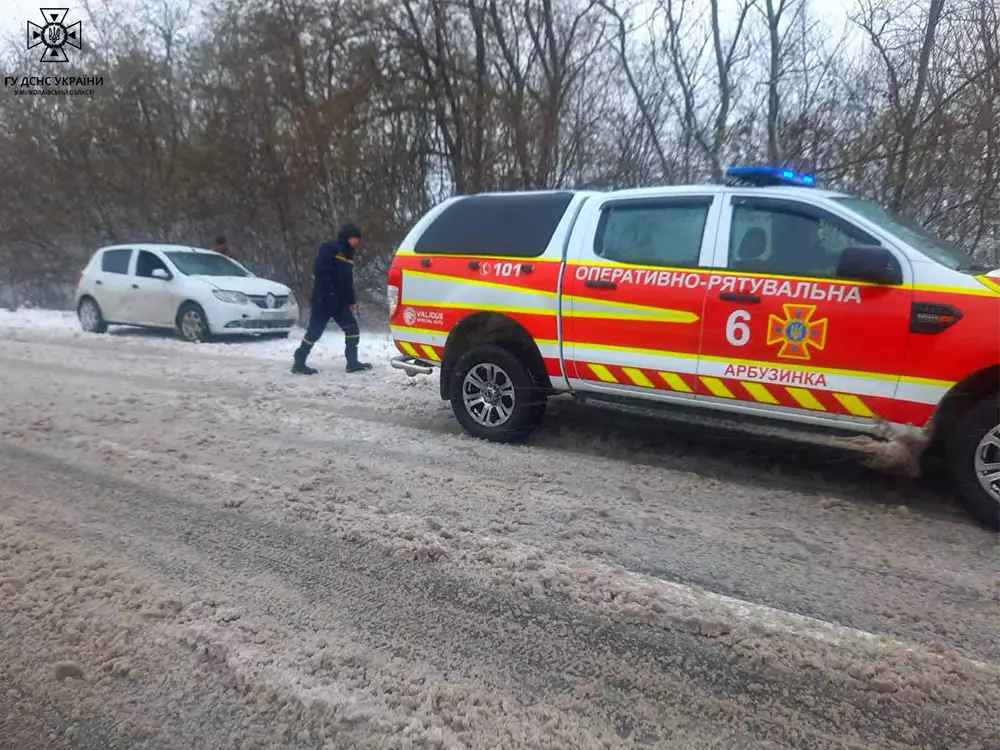 Негода на Миколаївщині. Рятувальники витягали із сніжних заметів легкові авто (ФОТО) 8