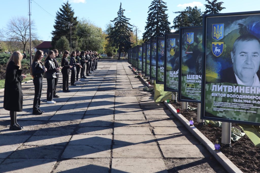 Пам'яті Нескорених: у Новому Бузі на Миколаївщині з’явилась Алея пам’яті загиблих у російсько-українській війні захисників (ФОТО) 10