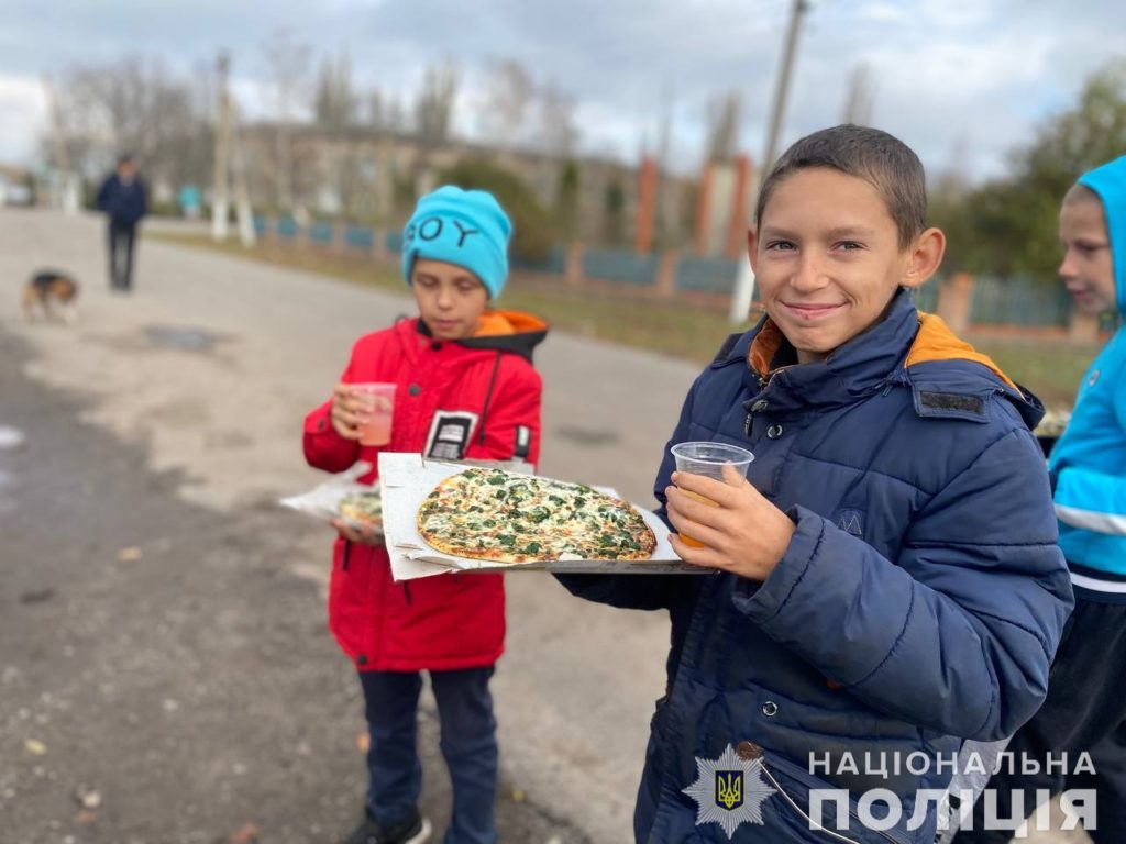 Шотландські волонтери і миколаївські поліцейські влаштували день піцци на Баштанщині (ФОТО) 8