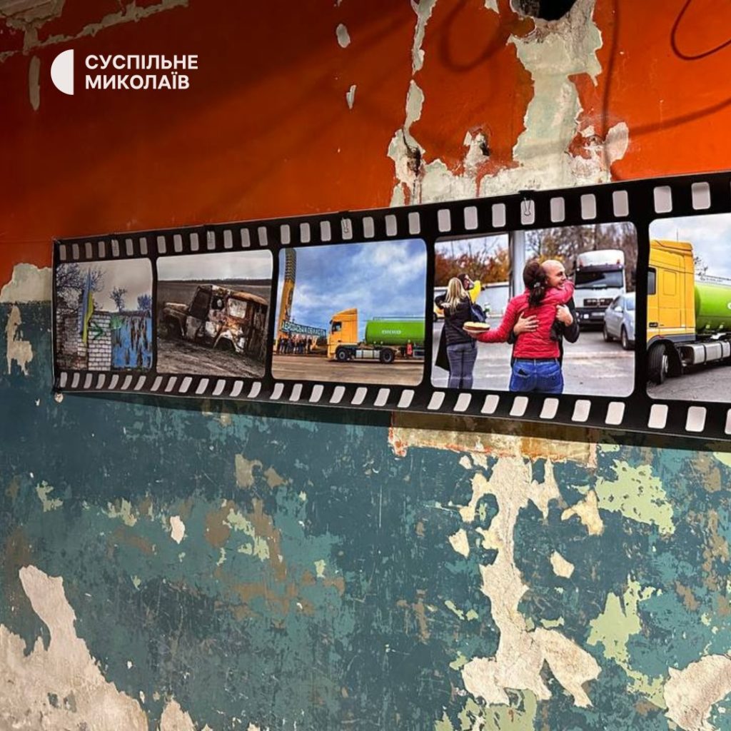 «Міста на межі»: у Миколаєві відкрилась фотовиставка, присвячена річниці деокупації Снігурівки та Херсона (ФОТО) 13