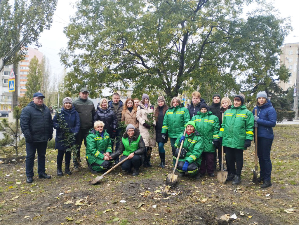 У Миколаєві на пр.Центральному висадили 50 саджанців дерев та кущів (ФОТО) 10