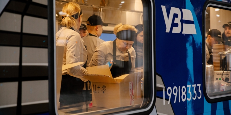 Україно-американський поїзд-кухня нагодував в прифронтових містах тих, хто щоденно на посту (ФОТО)