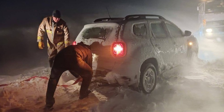 Негода на Миколаївщині: рятувальники за сьогодні вже витягли 28 автівок зі снігових заметів (ФОТО)