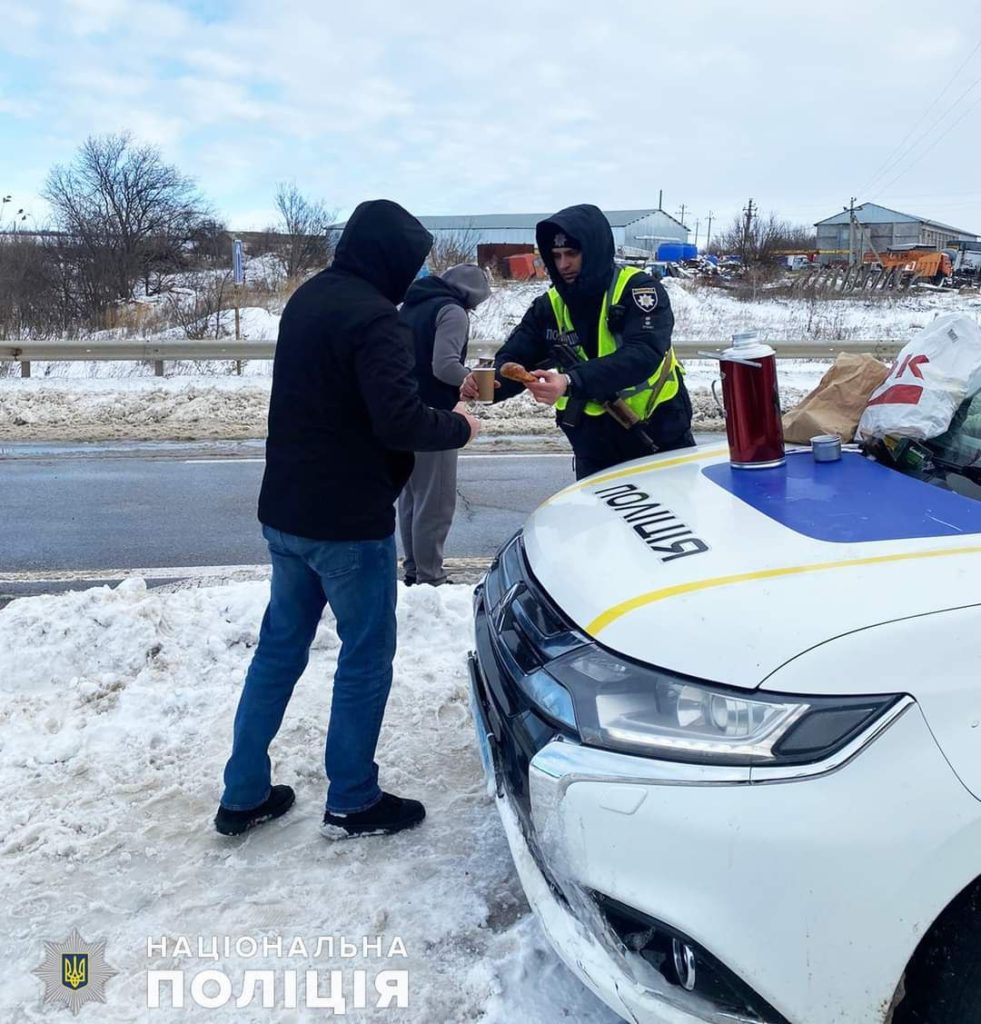 Буксирували авто, рятували зі снігових заметів та пригощали гарячим чаєм: поліція Миколаївщині під час негоди допомагала водіям та пасажирам (ФОТО) 9