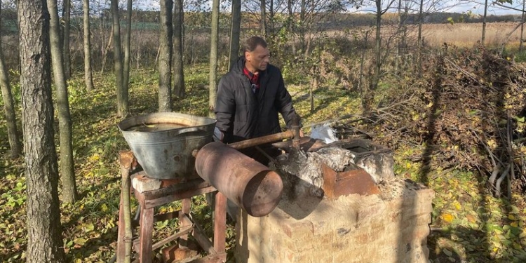 Українець навчився робити бензин із пластику – заправляється тільки так  (ФОТО, ВІДЕО)